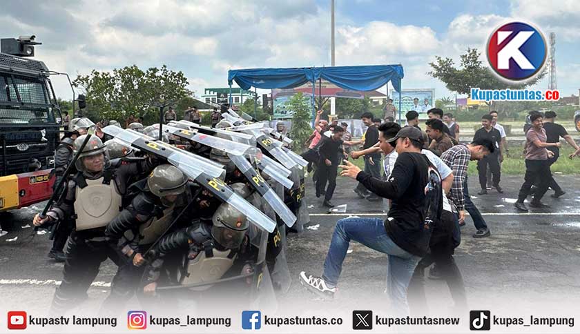 Ricuh, Massa Bentrok dengan Aparat di Kantor Bupati Pringsewu dalam Simulasi Sispamkota
