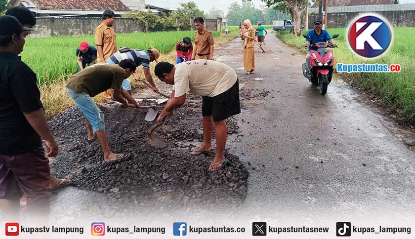 Berlubang dan Membahayakan, Warga Gotong Royong Timbun Jalan Rusak di Metro Barat