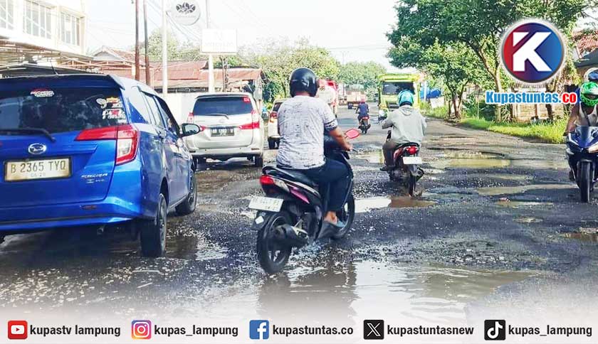 Ratusan Warga Jadi Korban Jalan Rusak di Kota Metro, Ini Kata DPRD dan Pengamat