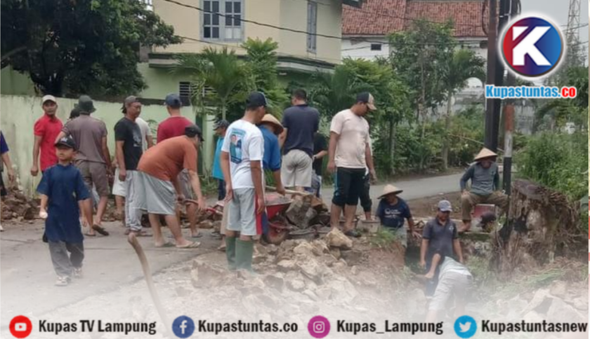 Bertahun-tahun Dibiarkan Rusak, Warga Margorejo Metro Selatan Perbaiki Gorong-gorong Secara Swadaya