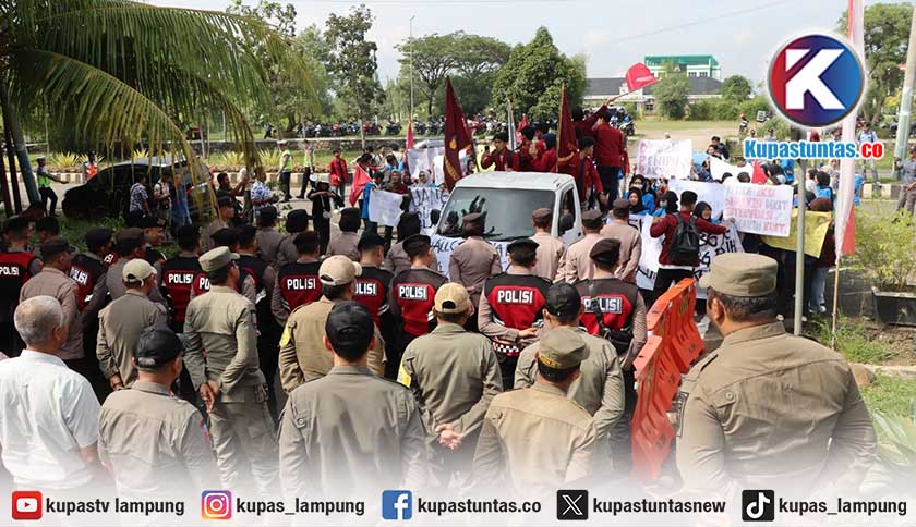 Ratusan Mahasiswa Gelar Unjuk Rasa di Pringsewu, Soroti Dugaan 'Dapur Politik' MBG