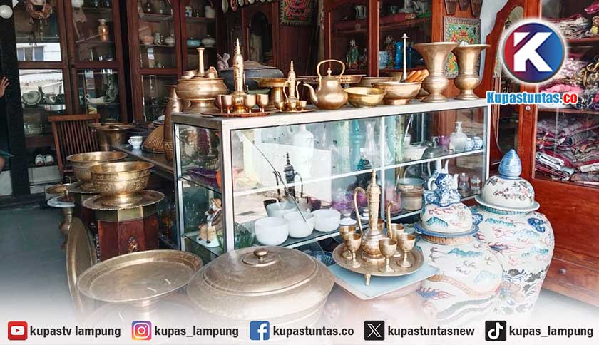 Keliling Lampung Cari Barang Langka, Widia Bertahan Jual Koleksi Adat Puluhan Tahun