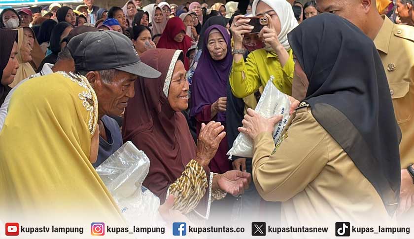 102 Ribu Warga Bandar Lampung Terima Bantuan Beras dan Minyak Goreng