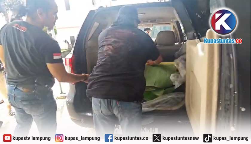 Beralas Daun Pisang, Jenazah Penembak Polisi di Lampung Tiba di RS Bhayangkara