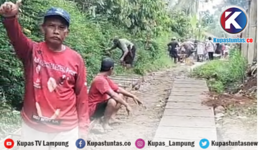 Usulan Perbaikan Jalan Tak Direspon Pemerintah, Warga Waringinsari Barat Pringsewu Cor Jalan Secara Swadaya