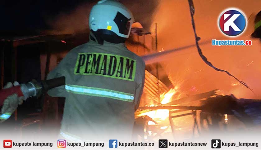 Kebakaran Hebat Hanguskan 20 Lapak Pasar Tempel Kuripan Bandar Lampung