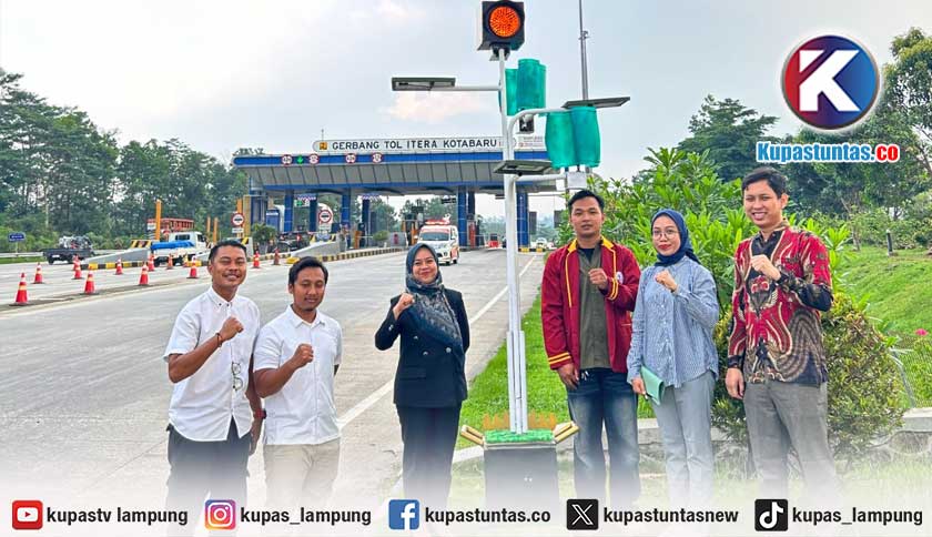 Mahasiswa Terbaik Teknik Elektro Universitas Teknokrat Indonesia Ciptakan Sistem Hybrid Wind-Solar untuk Lampu Peringatan Gerbang Tol ITERA Kota Baru