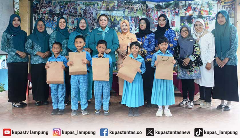 Bunda PAUD Lampung Tengah Berikan Bantuan Perangkat Pembelajaran kepada Siswa TK