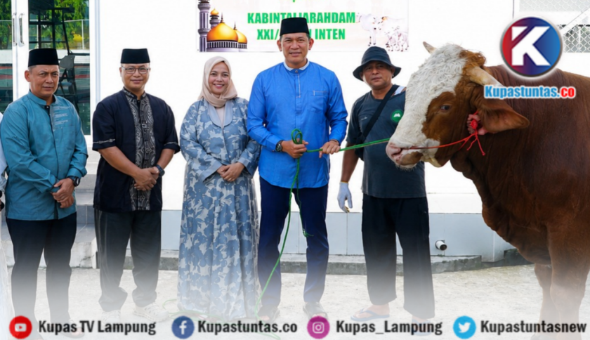 ‎Iduladha 1447 H, Pangdam XXI/Radin Inten Salurkan 21 Hewan Kurban ke Warga Lampung-Bengkulu  ‎