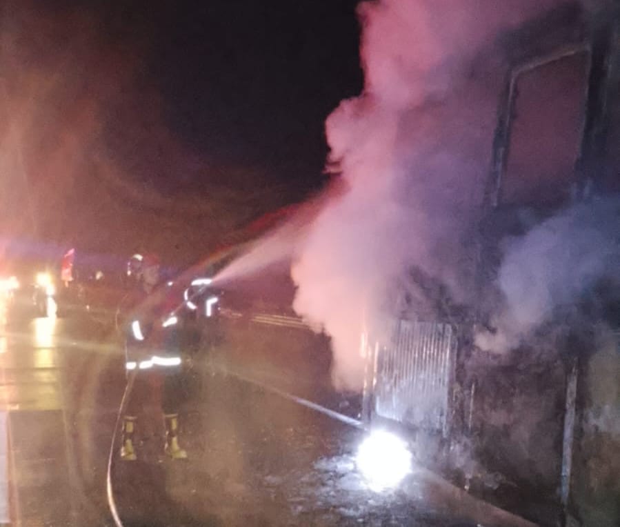 Diduga Korsleting Listrik Picu Kebakaran Bus di Tol Lampung