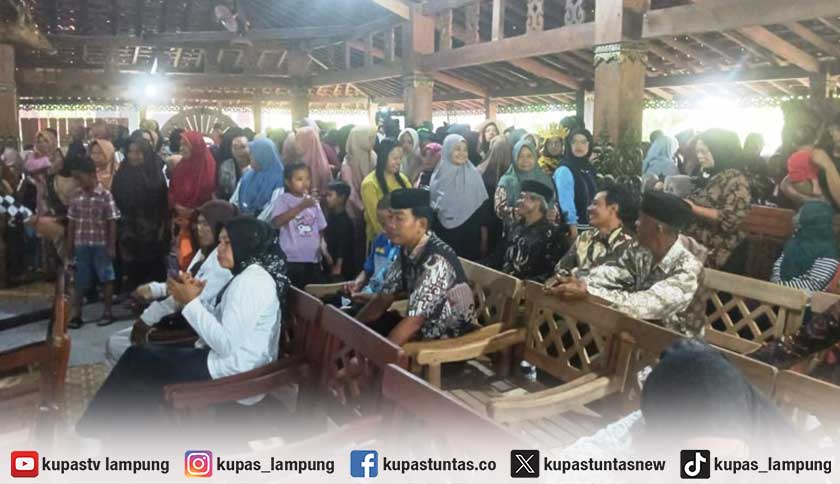 Kecewa Jokowi Batal Hadiri Festival Budaya, Ribuan Warga Lamtim Tolak Pembagian Sembako