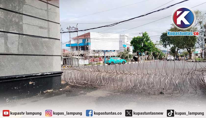 Jelang Demo Mahasiswa, Akses Masuk Halaman Kantor DPRD dan Pemprov Lampung Dipasang Kawat Berduri