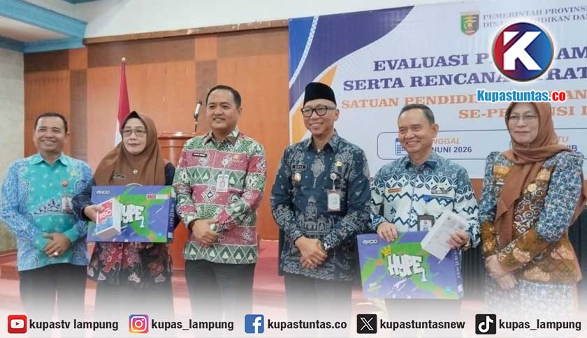 Sukses Antar Seluruh Siswanya ke PTN, Dua Kepala Sekolah Dapat Hadiah Istimewa