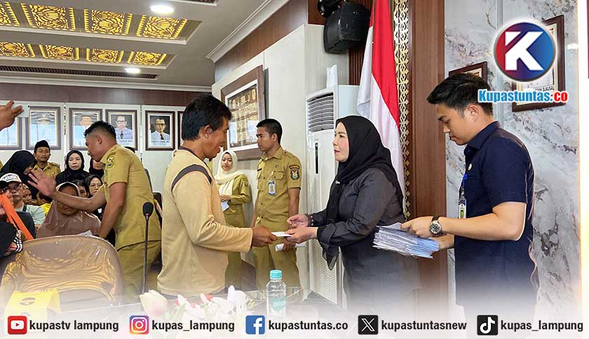 Eva Dwiana Serahkan Bantuan Rp 153,6 Juta kepada 46 Warga Terdampak Musibah
