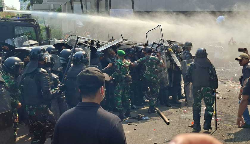 Eksekusi Hotel Sultan Ricuh, Aparat Dilempari Batu