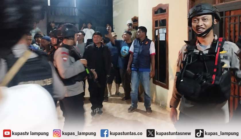 Massa Kepung Rumah Kades di Lampung Selatan, Brimob Evakuasi Dua Terduga Pelaku Curat