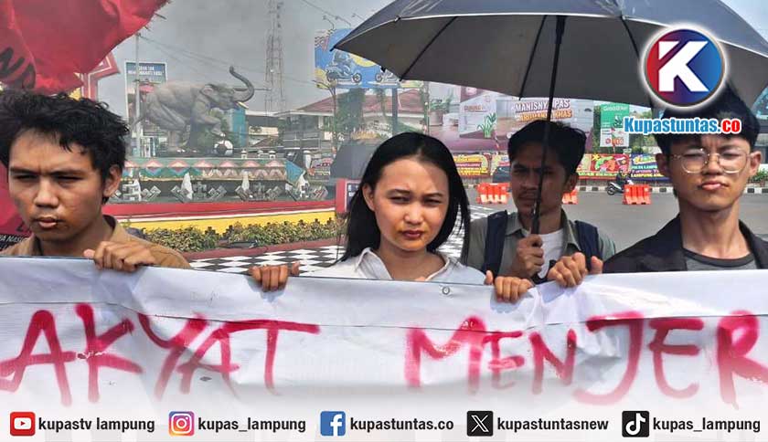 Mahasiswa LMND Jahit Mulut dan Bakar Spanduk Loreng Sambut Kedatangan Prabowo di Lampung