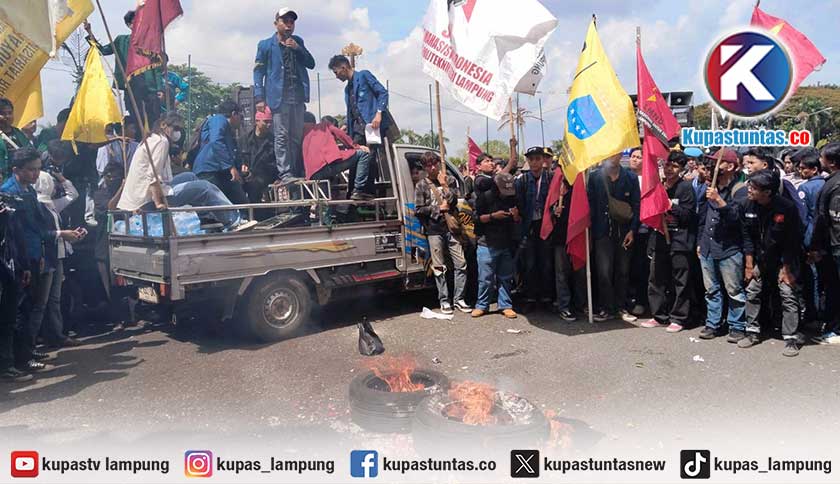 Massa Aksi Tembus Halaman Kantor DPRD Lampung, Soroti Harga BBM hingga Program MBG
