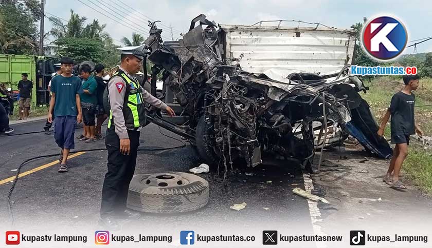 Kecelakaan Maut Libatkan Tiga Truk Boks di Jalinsum, Dua Orang Tewas