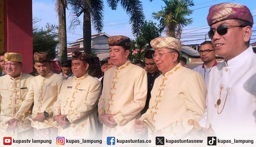 Jokowi Terima Gelar Adat Baginda Pemuka Bangsa di Lampung