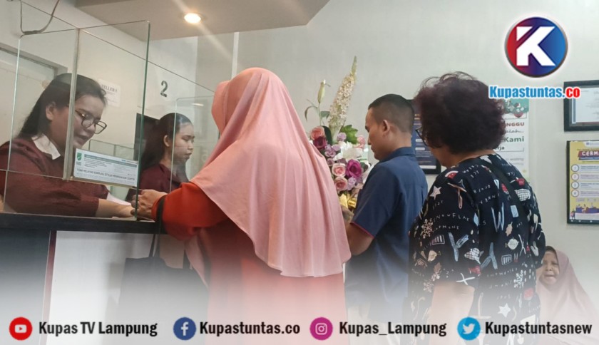 ‎Rupiah Tembus Rp 18.000 per Dolar AS, Warga Bandar Lampung Ramai Tukarkan Valas di Money Changer
