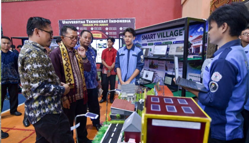 Mahasiswa Universitas Teknokrat Indonesia Hadirkan Maket Infrastruktur Smart Village pada Innovation Expo 2026