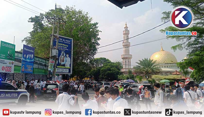 Ratusan Pelajar dan Warga Padati Kawasan Stadion Pahoman Sambut Kedatangan Presiden Prabowo