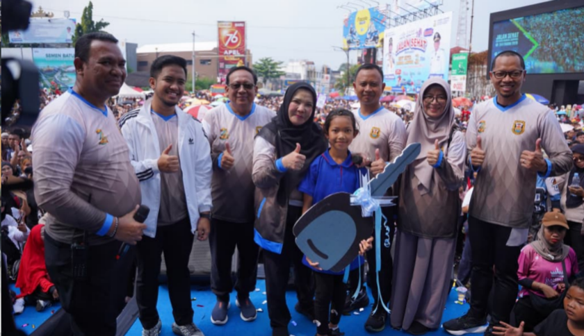 Istri Tukang Ojek Menang Hadiah Rumah, Pedagang Cilok Bawa Pulang Mobil di Jalan Sehat HUT ke-344 Bandar Lampung