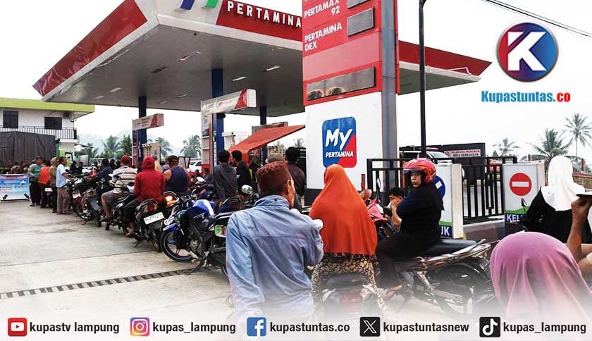 Antrean Kendaraan Mengular di SPBU Kotaagung Timur Tanggamus