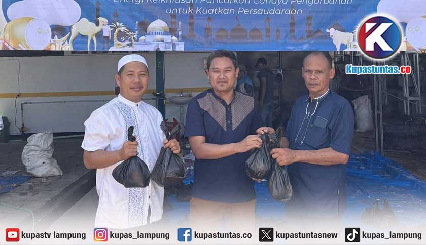 Tebar Semangat Berbagi Idul Adha, PLN UP3 Kotabumi Salurkan Daging Kurban untuk Warga Lampung Utara