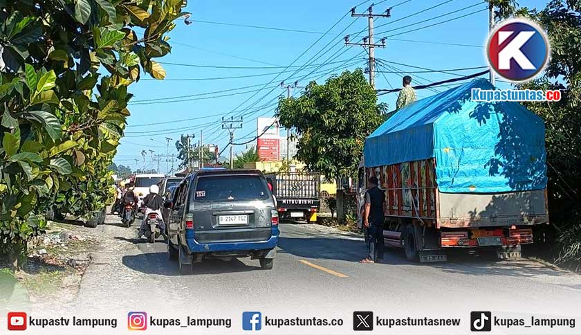 Antrean BBM di SPBU Kembahang Lampung Barat Picu Kemacetan Jalan Nasional, Warga Minta Solusi