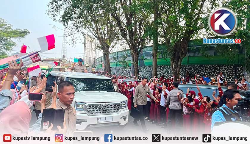 Naik Maung Garuda, Prabowo Sapa Ratusan Pelajar dan Warga di Bandar Lampung