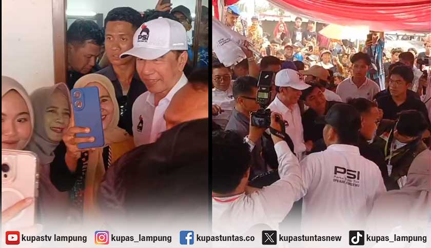 Berkunjung ke Pringsewu, Ribuan Warga Rela Berdesakan Demi Foto dengan Jokowi