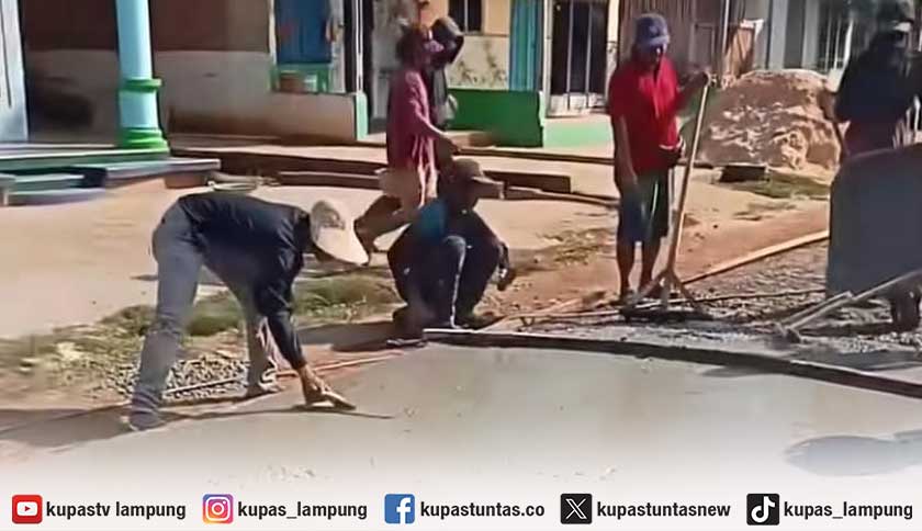 Kecewa Tak Kunjung Diperbaiki Pemerintah, Warga Sribawono Lampung Timur Swadaya Cor Jalan 4 Km