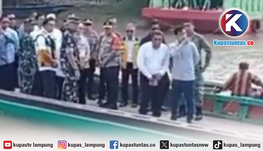 Wapres Gibran Naik Perahu Tinjau Pembangunan Jembatan Way Bungur Lampung Timur