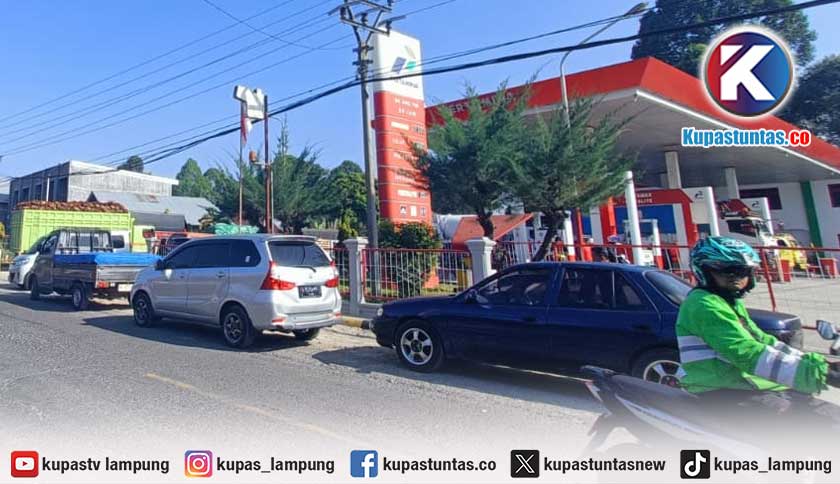 Antrean BBM di Kembahang Lampung Barat Makin Panjang, Warga Desak Pertamina Cari Solusi