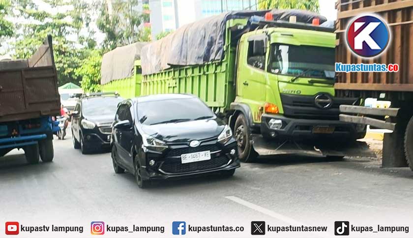 Sudah Dilarang, Truk Bertonase Besar Masih Berkeliaran di Dalam Kota Bandar Lampung