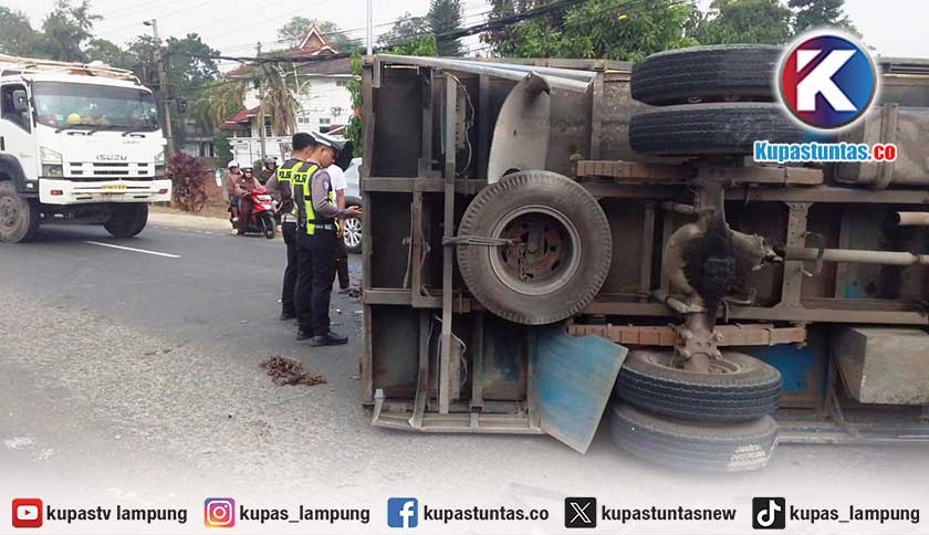 Truk Diduga Melaju Kencang, Tabrak Pikap hingga Terpental dan Hantam Truk Lain di Natar
