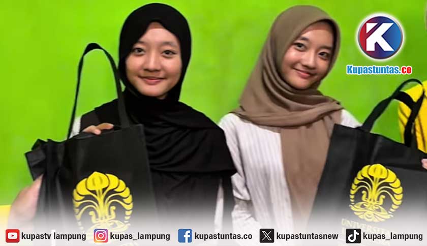 Ketika Keringat Kuli Pasir Mengantar Dua Putri Kembarnya ke UI