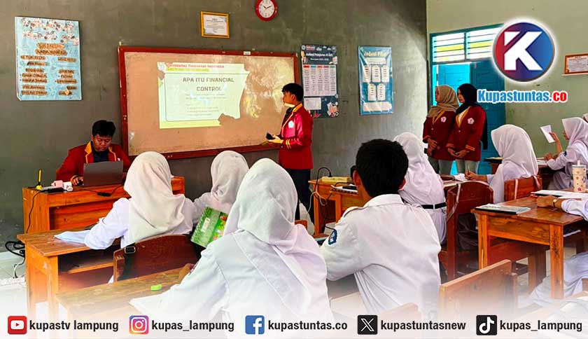 Mahasiswa Akuntansi Universitas Teknokrat Gelar Pelatihan Financial Control di SMKN Padang Cermin