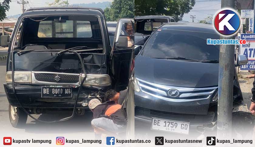 Pick Up Tabrak Avanza di Depan Kantor Pemda Lampung Barat