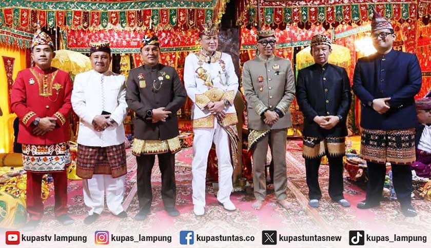 Gubernur Mirzani Dianugerahi Gelar Adat Suntan Tihang Marga Kepaksian Pernong