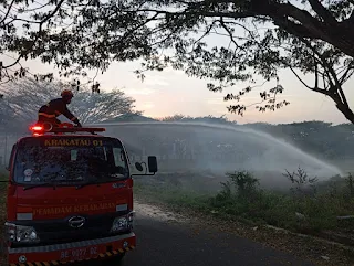 Dua Kebakaran Terjadi di Kalianda, Damkarmat Lampung Selatan Bergerak Cepat Padamkan Api