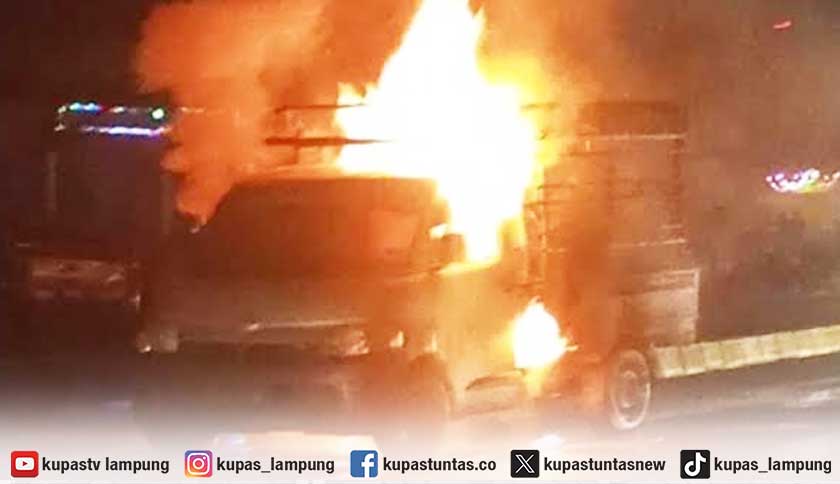 Polisi Buru Pengemudi Grand Max Terbakar Diduga Angkut BBM Cor di Bandar Lampung