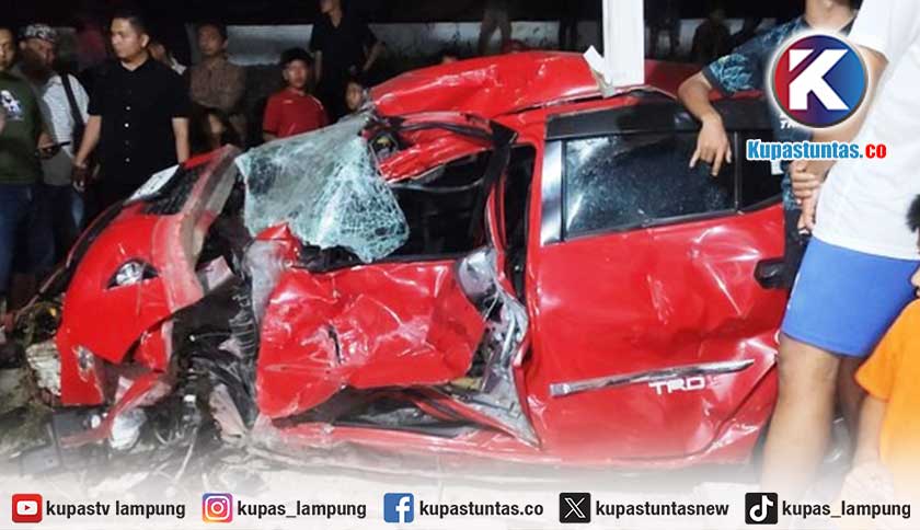 Kereta Kuala Stabas Tabrak Agya hingga Terlempar 30 Meter di Lampung Selatan