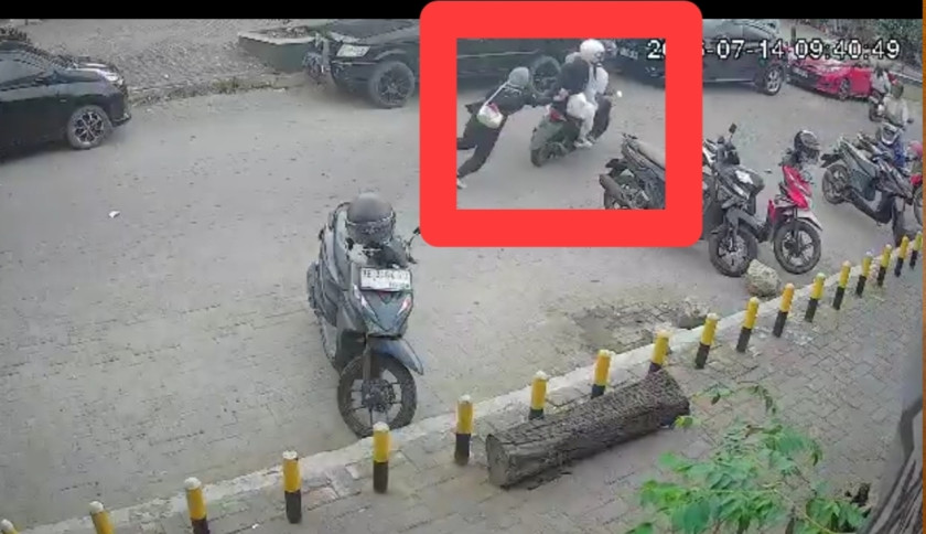 Dua Sejoli Terekam CCTV Curi Laptop Mahasiswi di Unila
