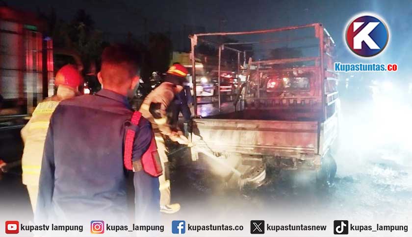 Mobil Grand Max Diduga Angkut BBM Hasil Pengecoran Terbakar di Bandar Lampung