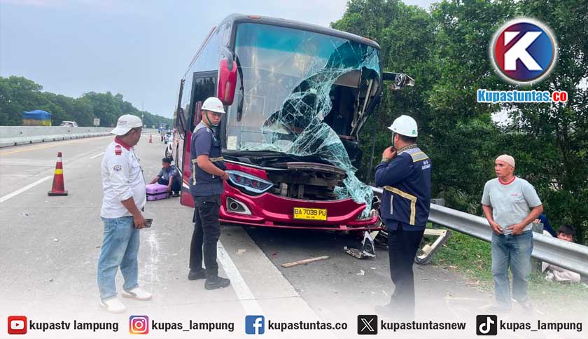 Bus Hantam Truk Fuso di Tol Bakter, Satu Penumpang Luka Berat