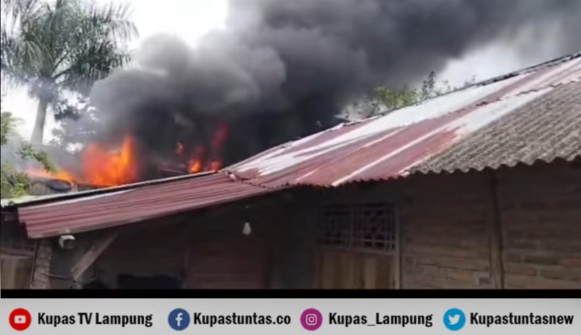Rumah Warga Kotaagung Ludes Terbakar, Petugas Damkar Patah Tulang Saat Padamkan Api