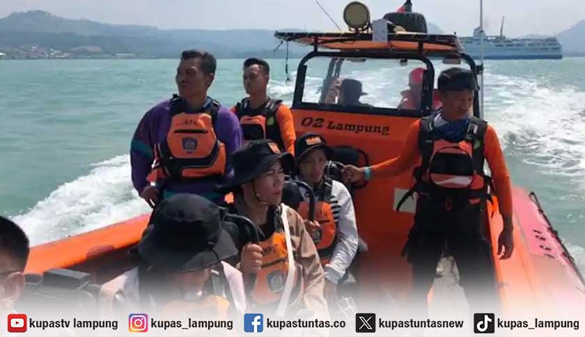 Pilu Seorang Ibu di Batas Akhir Pencarian Putrinya di Tengah Selat Sunda